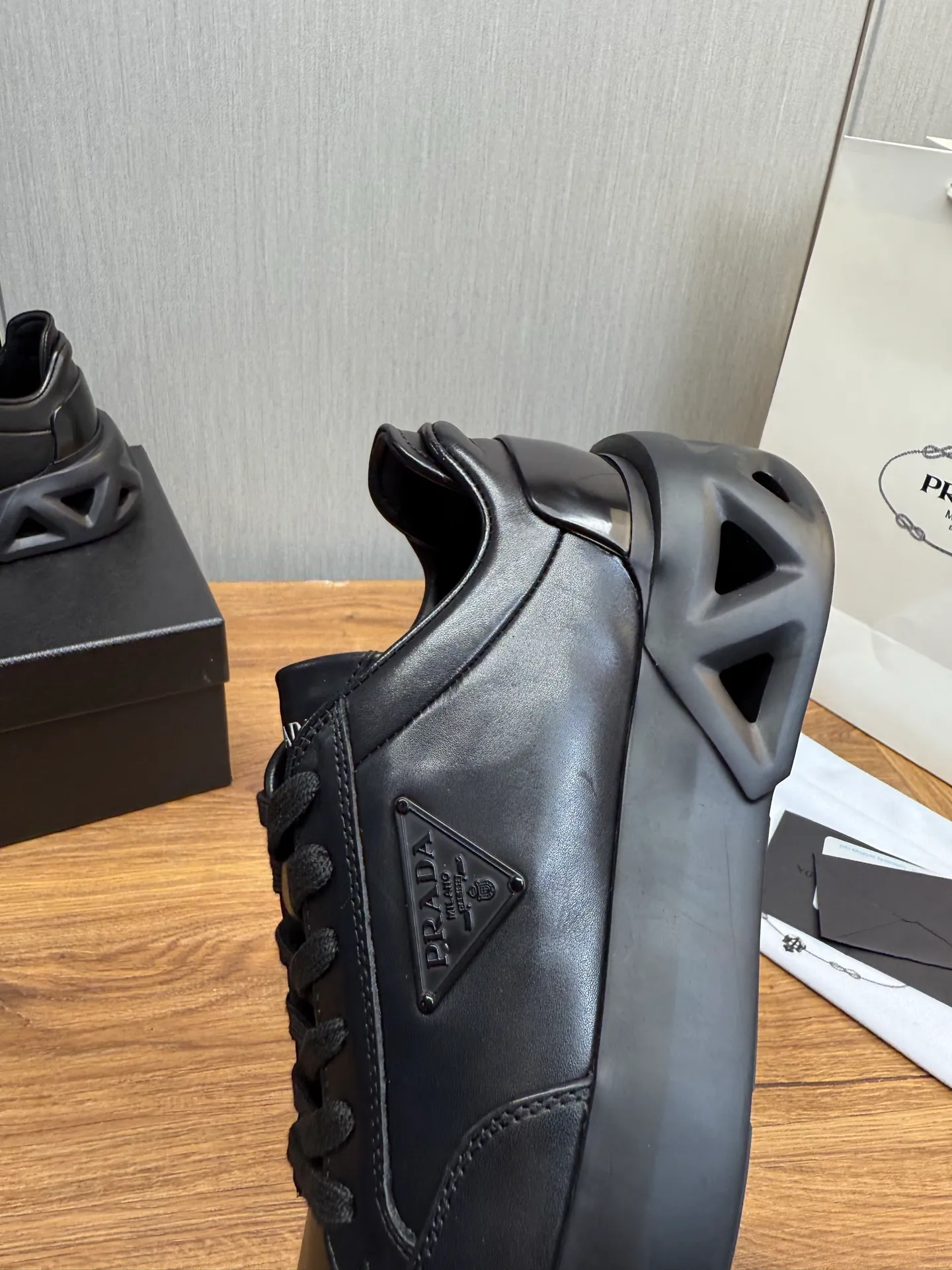 Men's shoes 💰820💰 [PRADA] New models synchronized with the official website, high-quality shipments ✔️Best sellers🔥 Original cowhide + cowhide lining, 1🆚1 replica, original bottom, 38-45 (men's 38.45 custom-made, non-returnable)